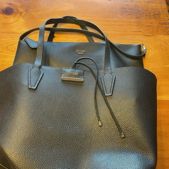 Guess two in one handbag….plus the inside bag is reversible - Picture 8 of 15
